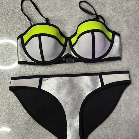 Triangl neoprene suit. NWT size small - Picture 1 of 3